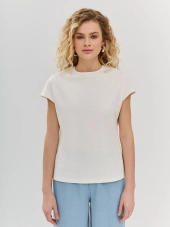 Футболка с мягким спущенным плечом