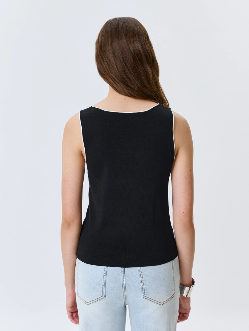 Топ из вискозы с контрастным кантом