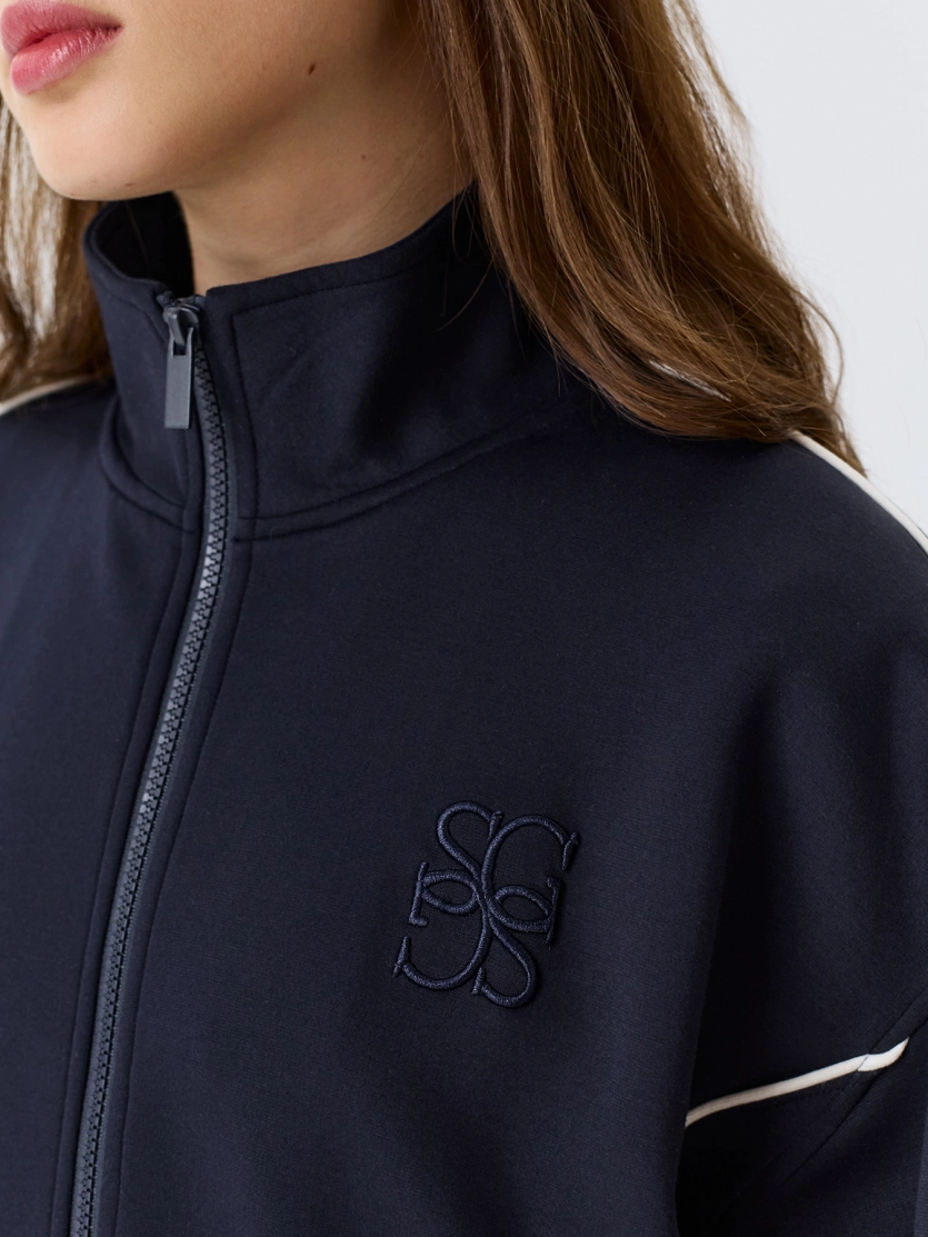 Трикотажный бомбер в спортивном стиле