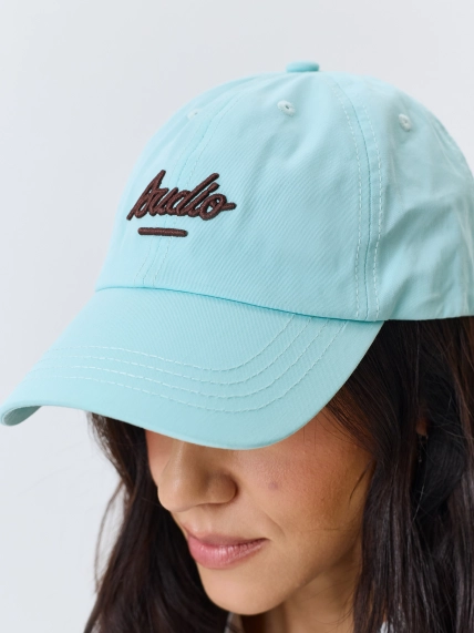 Яркая бейсболка с объемной вышивкой