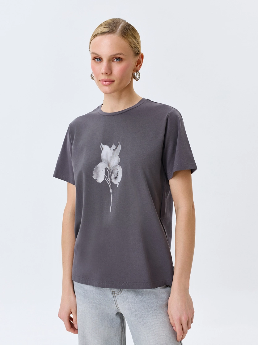 Футболка с флоральным принтом