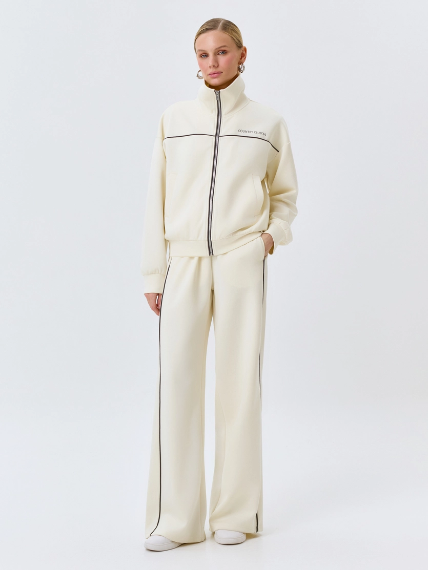 Трикотажный бомбер в спортивном стиле