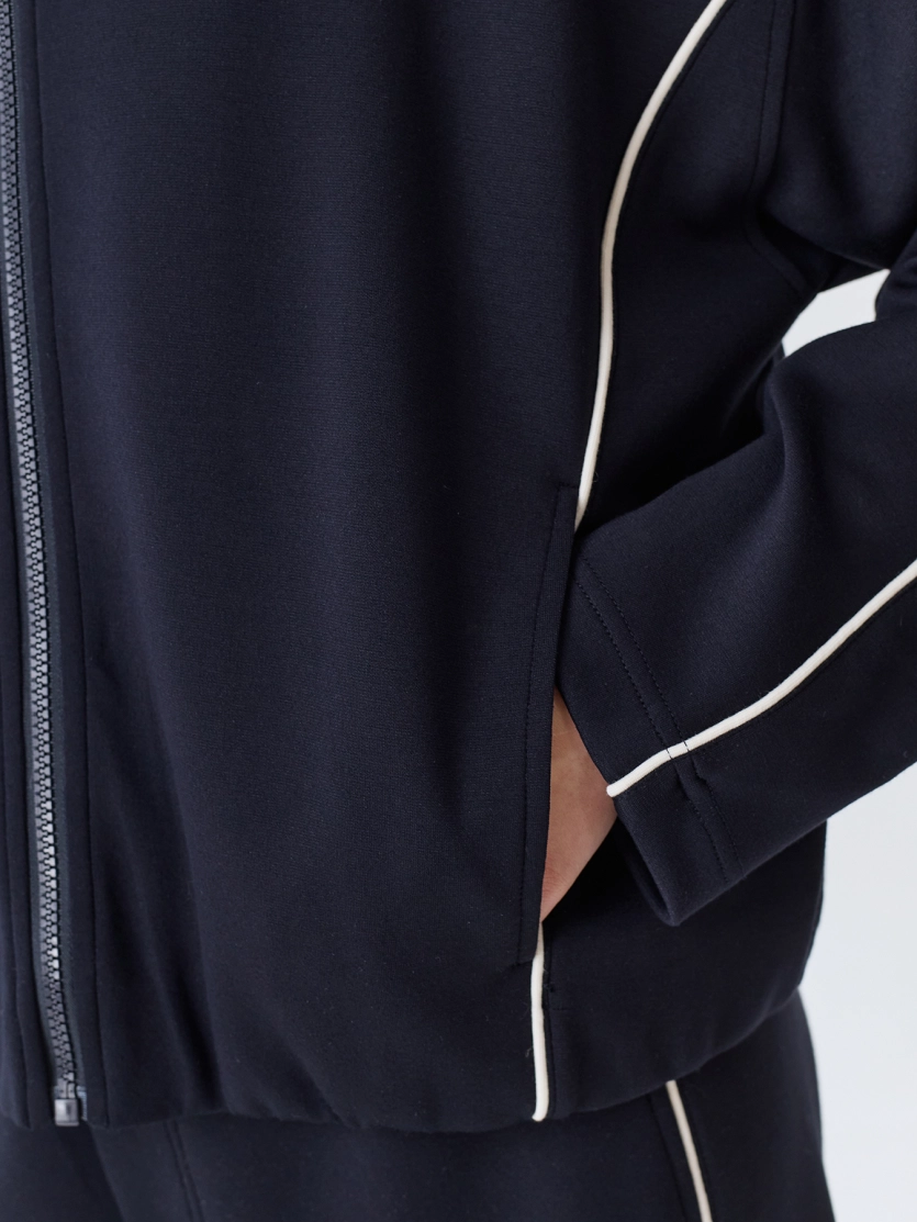 Трикотажный бомбер в спортивном стиле