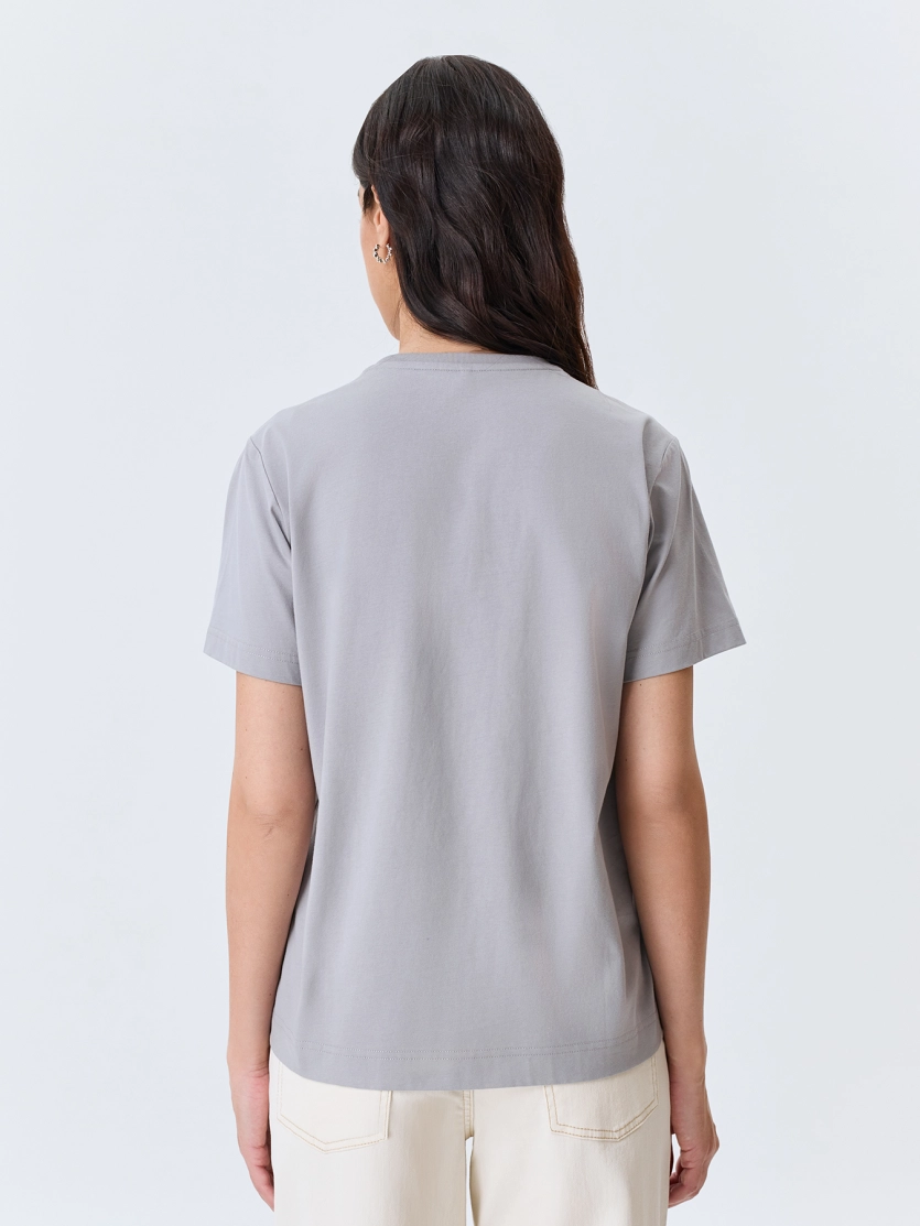 Футболка из хлопка с вышивкой в цвет