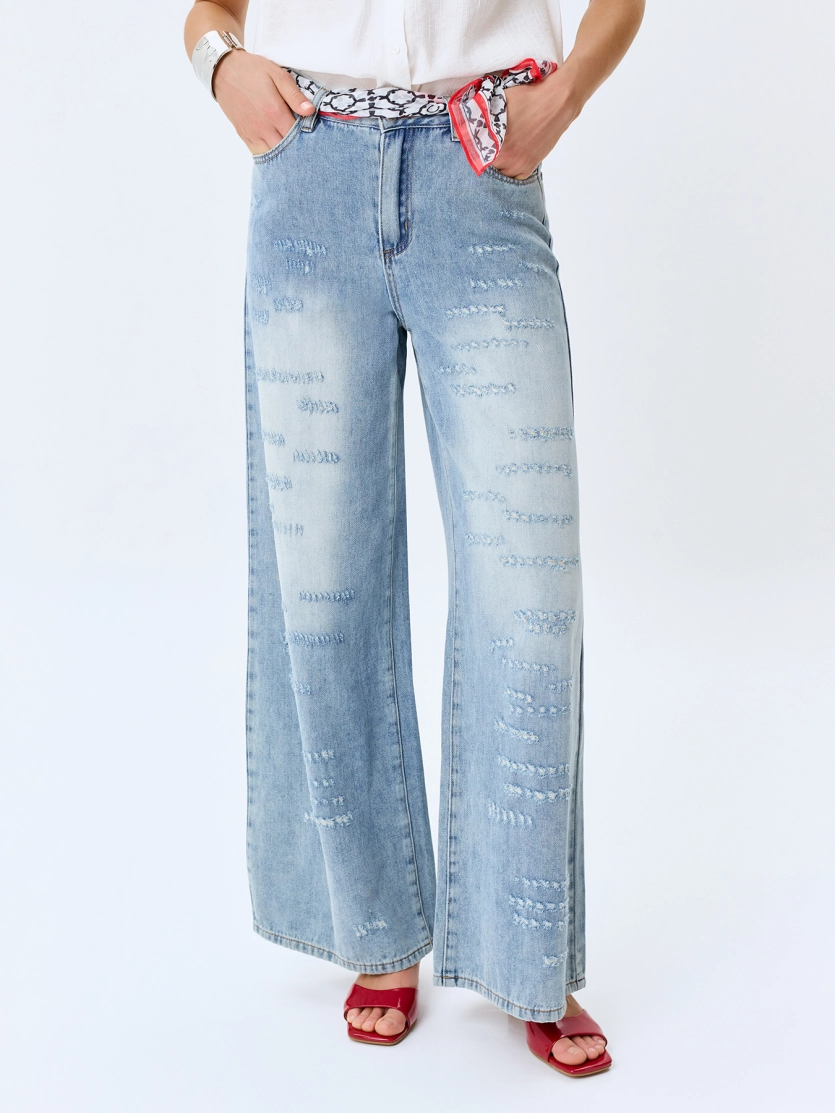 Широкие джинсы с акцентными дестроями