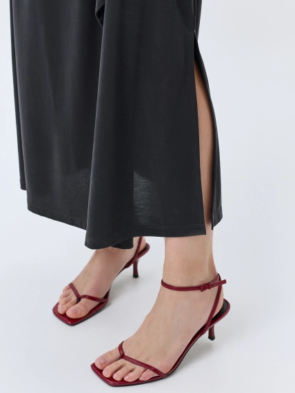 Элегантное платье с акцентной драпировкой