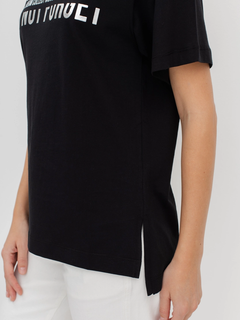 Oversize футболка с акцентным фольгированным принтом