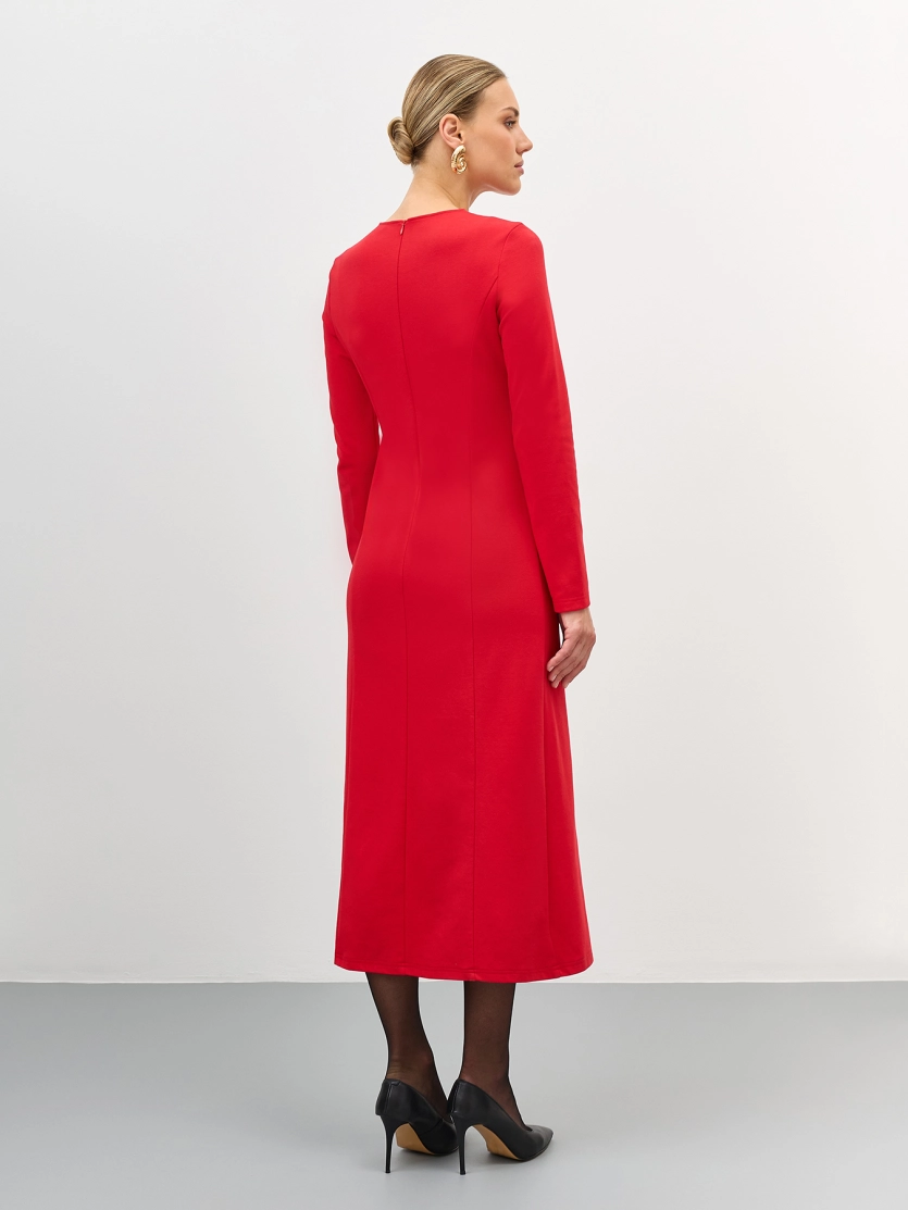 Трикотажное платье с высоким разрезом