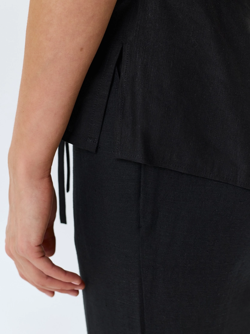 Блузка с разрезом на спине 