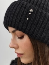 Шапка бини с минималистичным декором