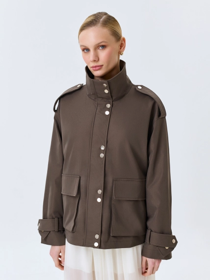 Ветровка с высоким воротником стойкой