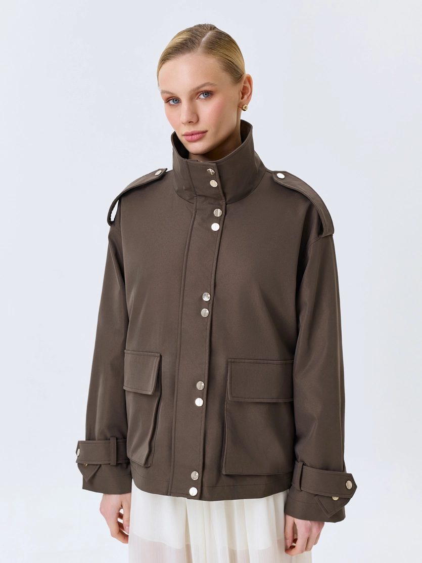 Ветровка с высоким воротником стойкой