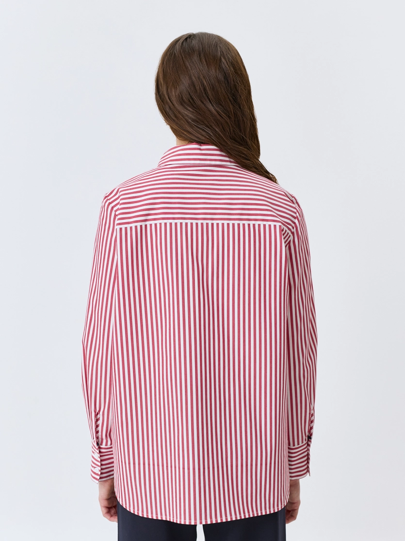 Яркая рубашка в полоску 