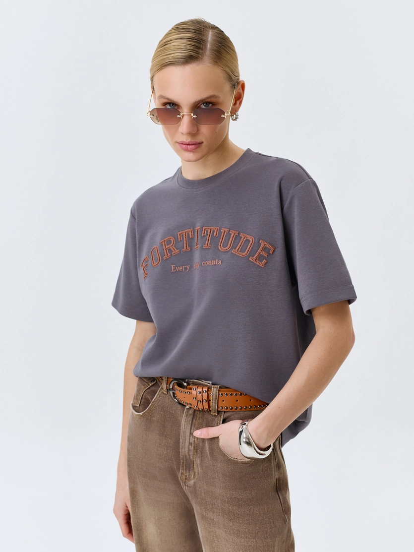 Прямая футболка в стиле "College"