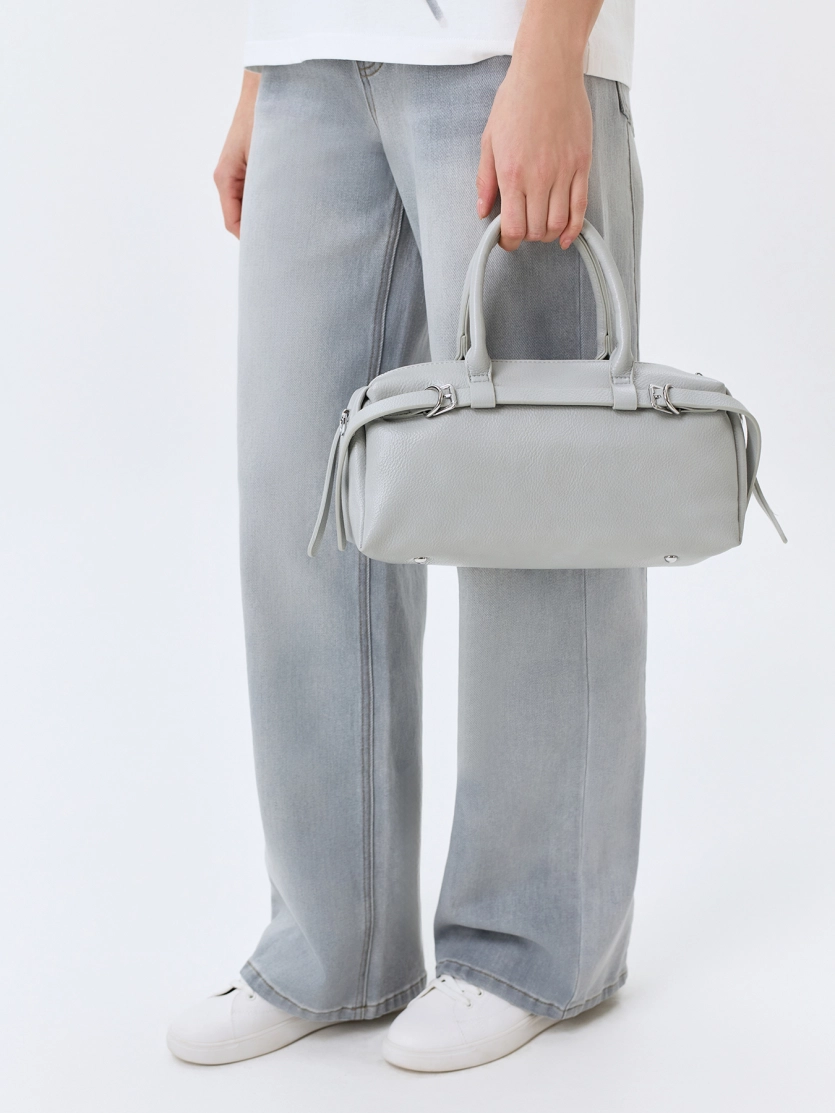 Сумка-багет с декоративными ремешками