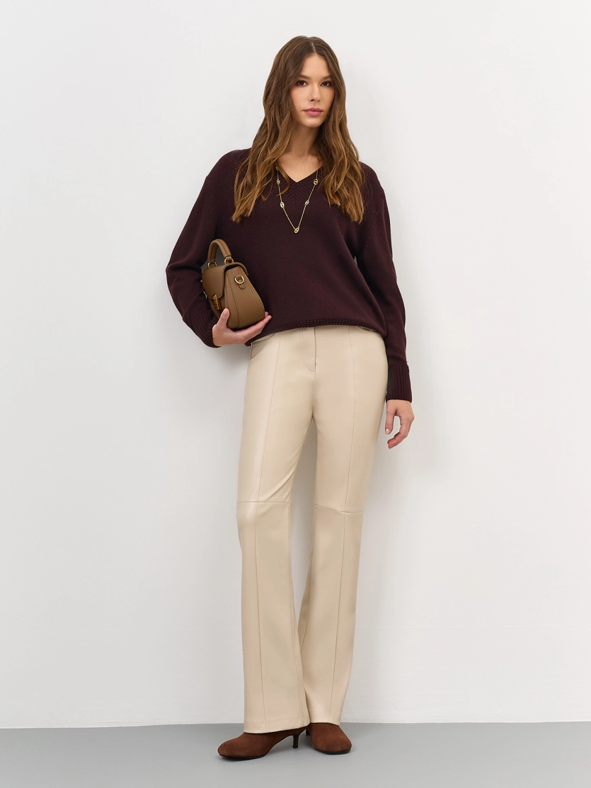 Базовый джемпер с V-образным вырезом