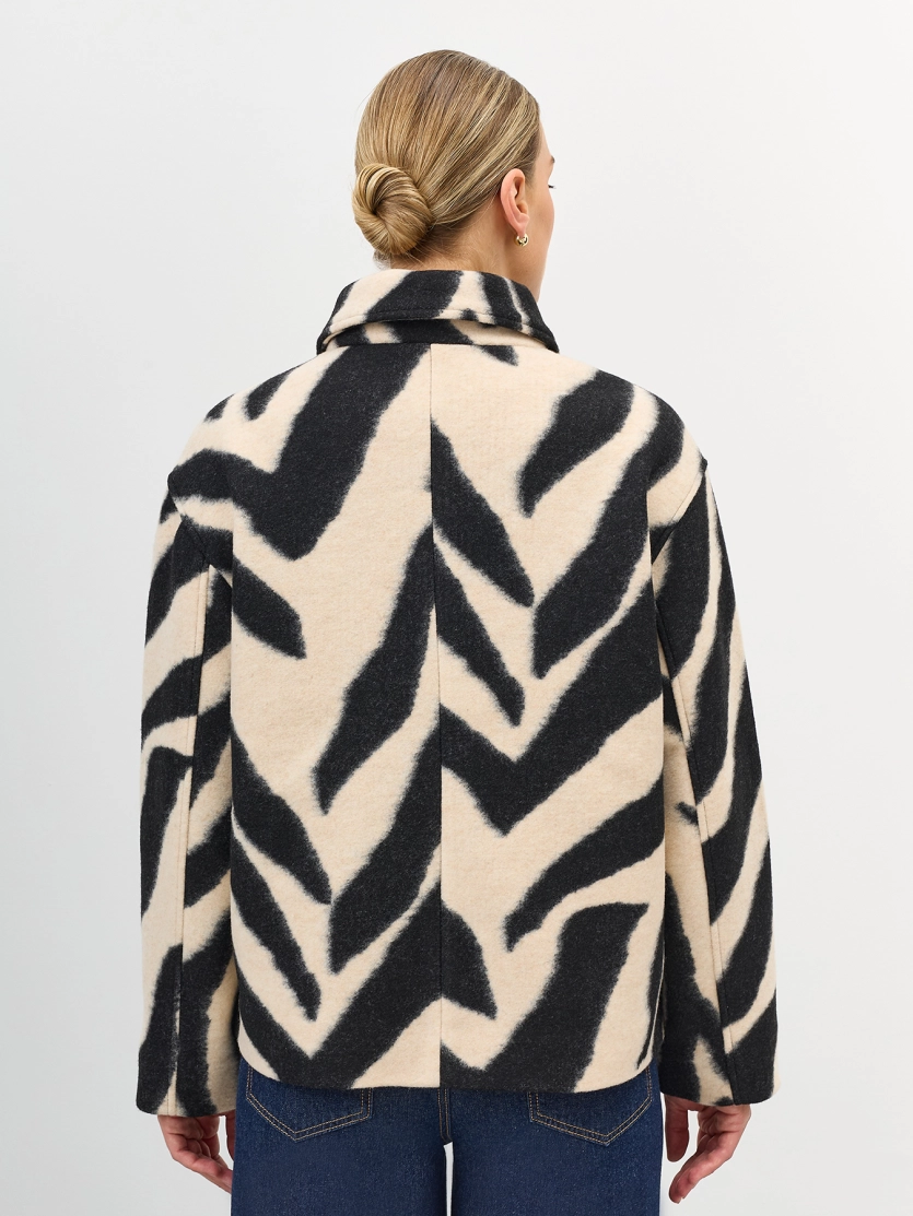 Укороченное пальто с анималистичным принтом