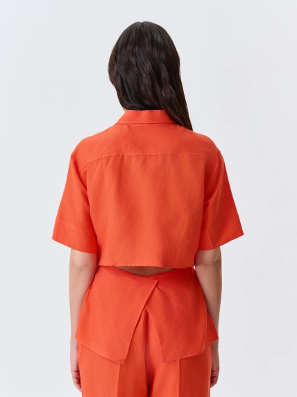 Блузка с разрезом на спине 