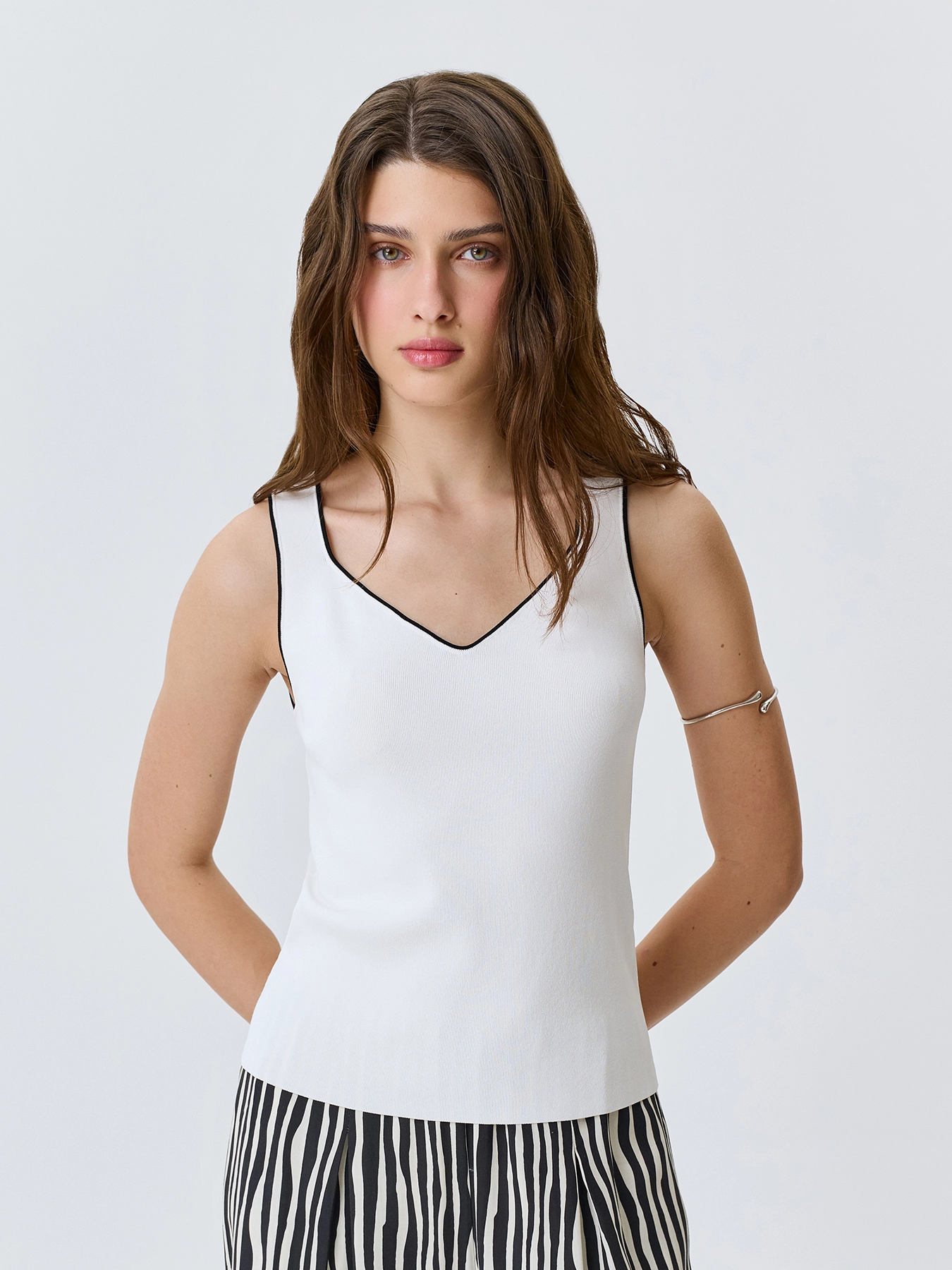 Топ из вискозы с контрастным кантом SAVAGE