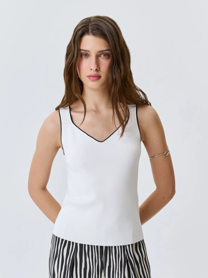 Топ из вискозы с контрастным кантом