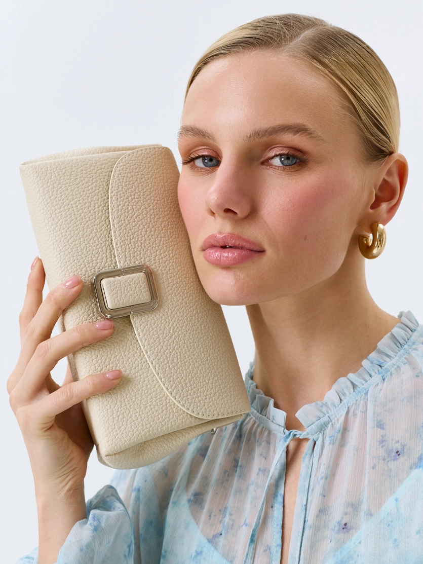 Сумка кроссбоди в молочном оттенке