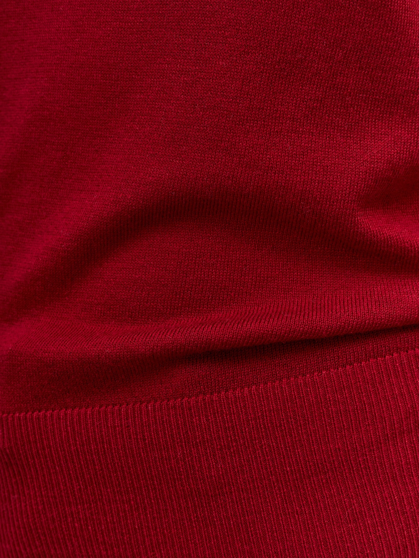 Яркий джемпер с шелком