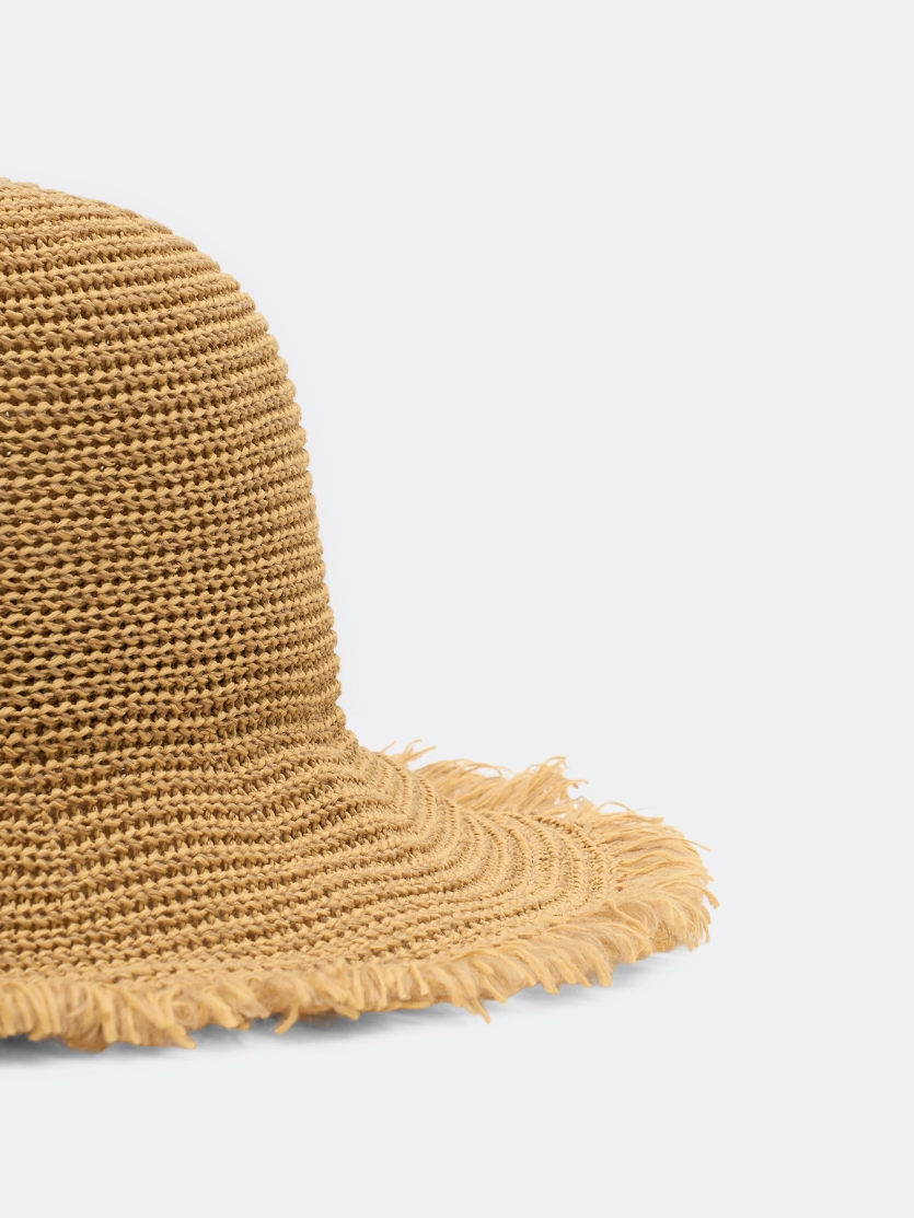 Летняя шляпа с широкими полями