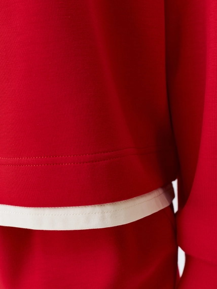 Яркий свитшот с контрастными акцентами