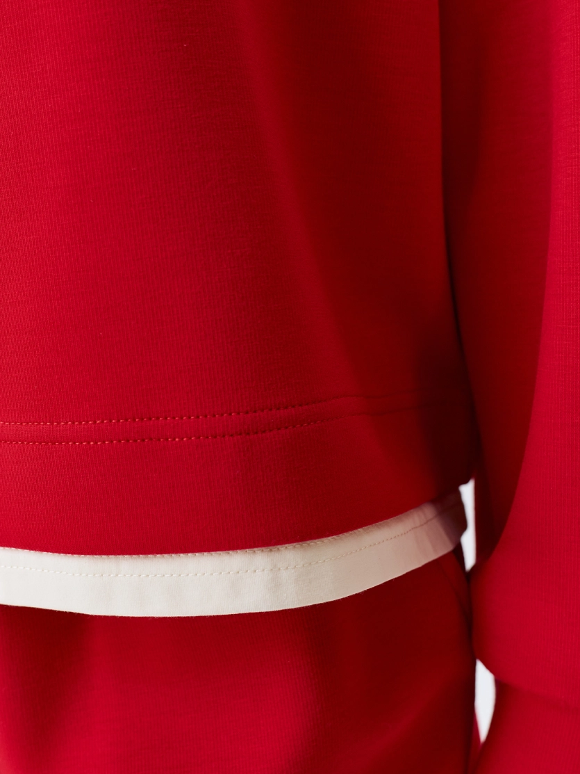 Яркий свитшот с контрастными акцентами