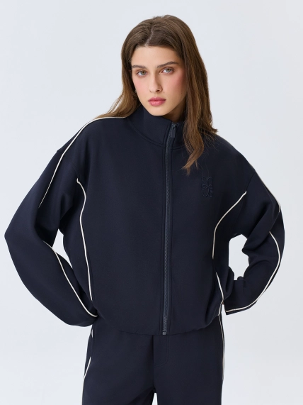 Трикотажный бомбер в спортивном стиле