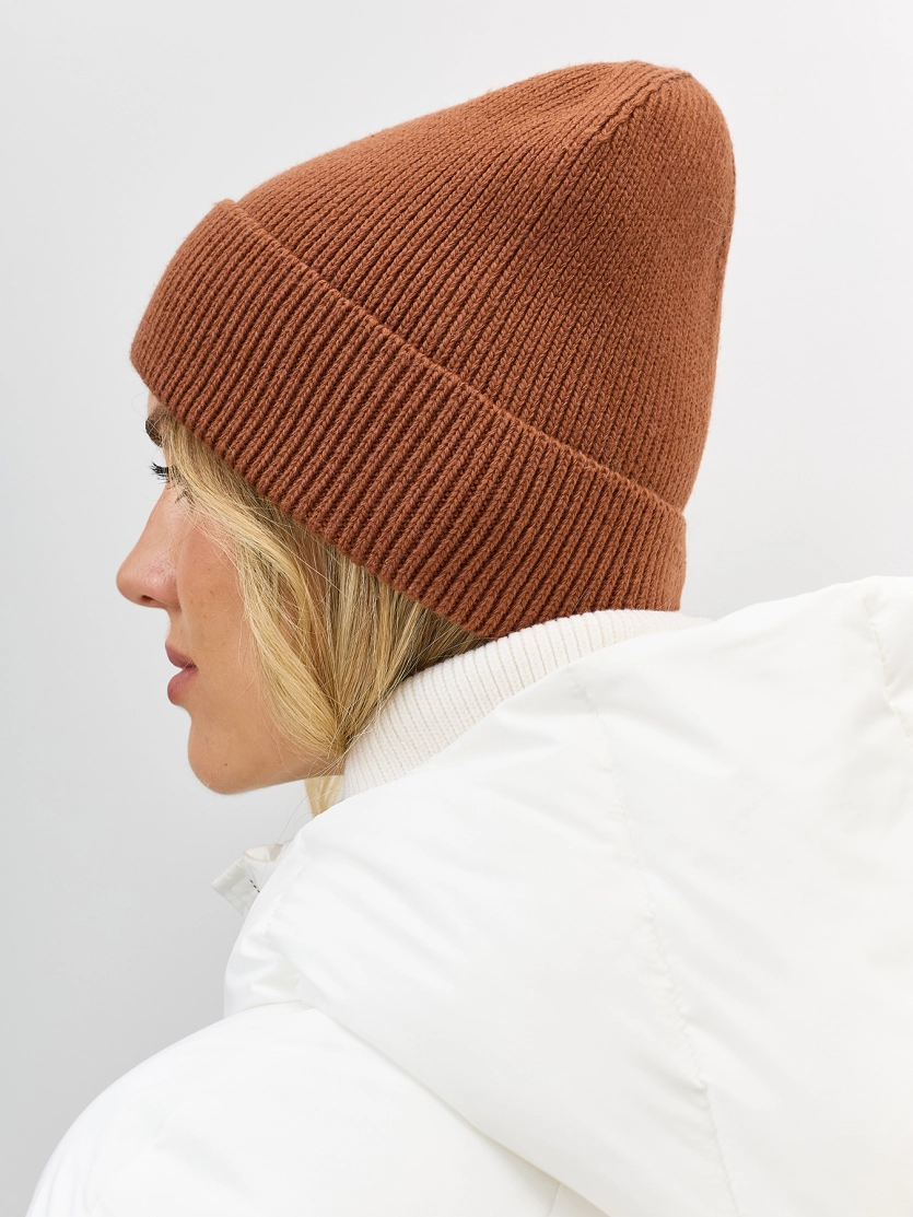 Яркая шапка бини с шерстью