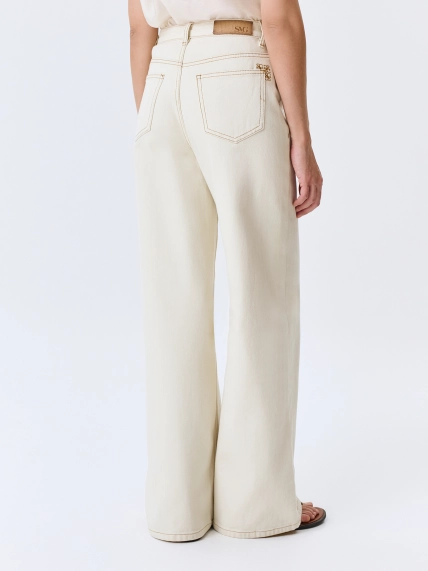 Светлые  джинсы из фактурного денима