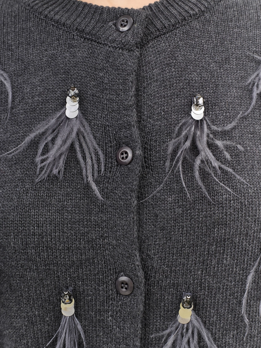 Вязаный кардиган с декоративными перьями и кристаллами