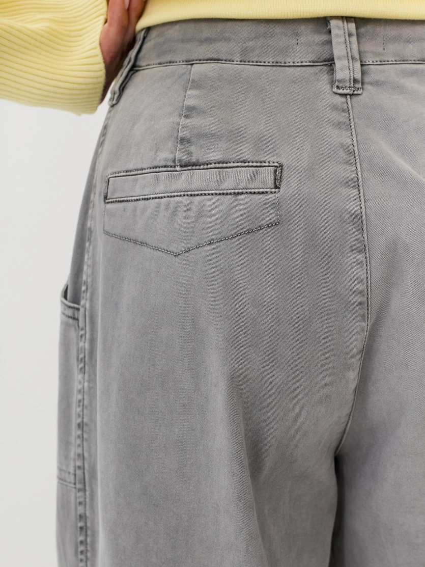 Объемные джинсы с карманами-патчами в стиле Workwear