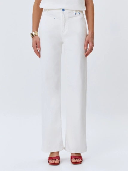 Белые джинсы с вышивкой и цветной фурнитурой 