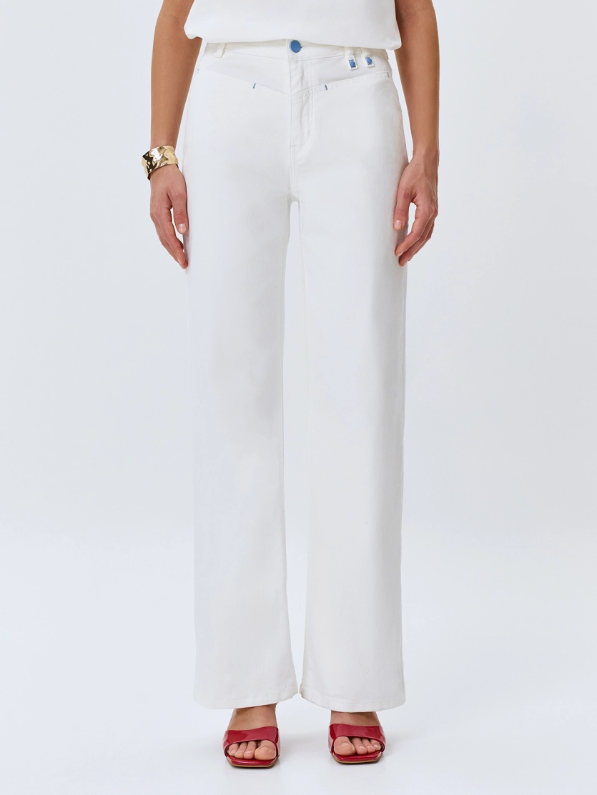 Белые джинсы с вышивкой и цветной фурнитурой 