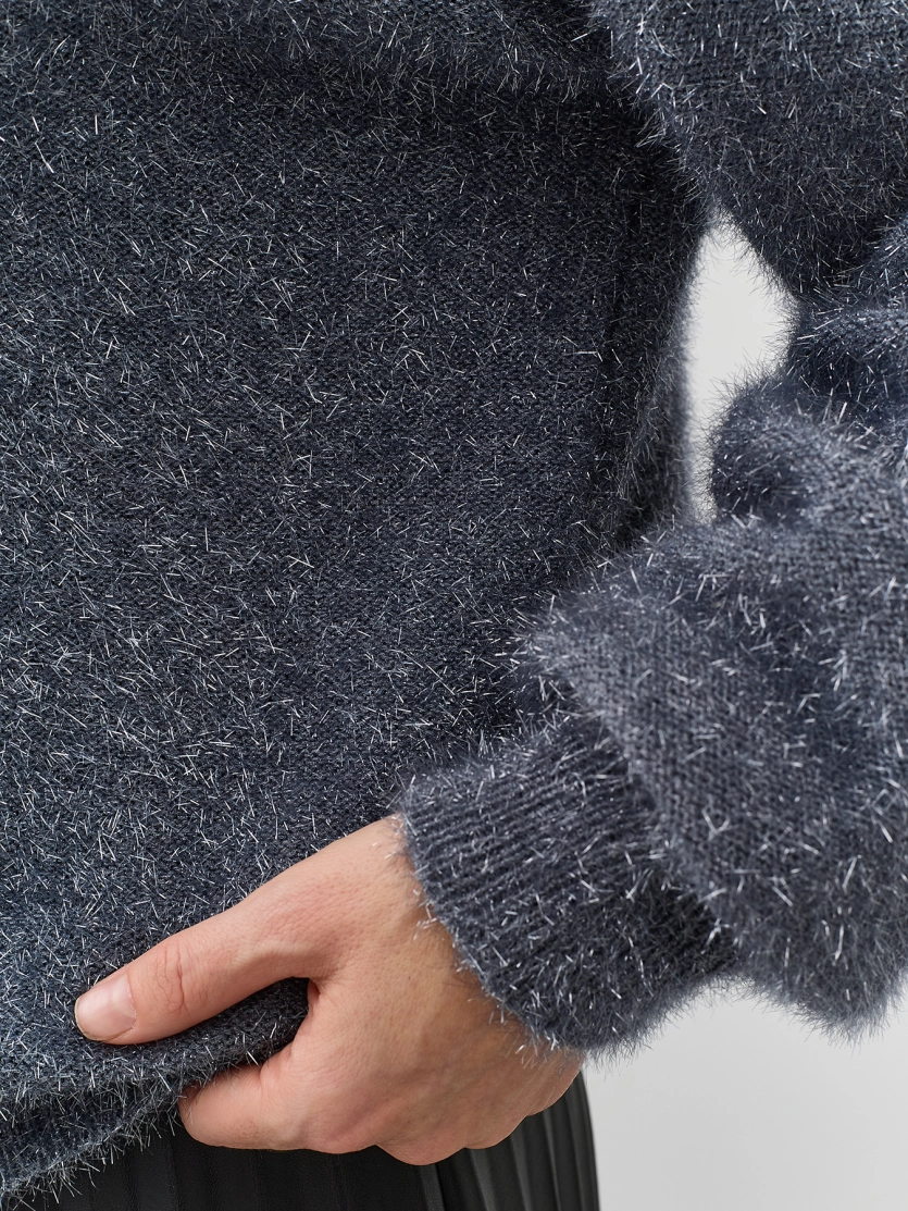 Джемпер из мерцающей пряжи