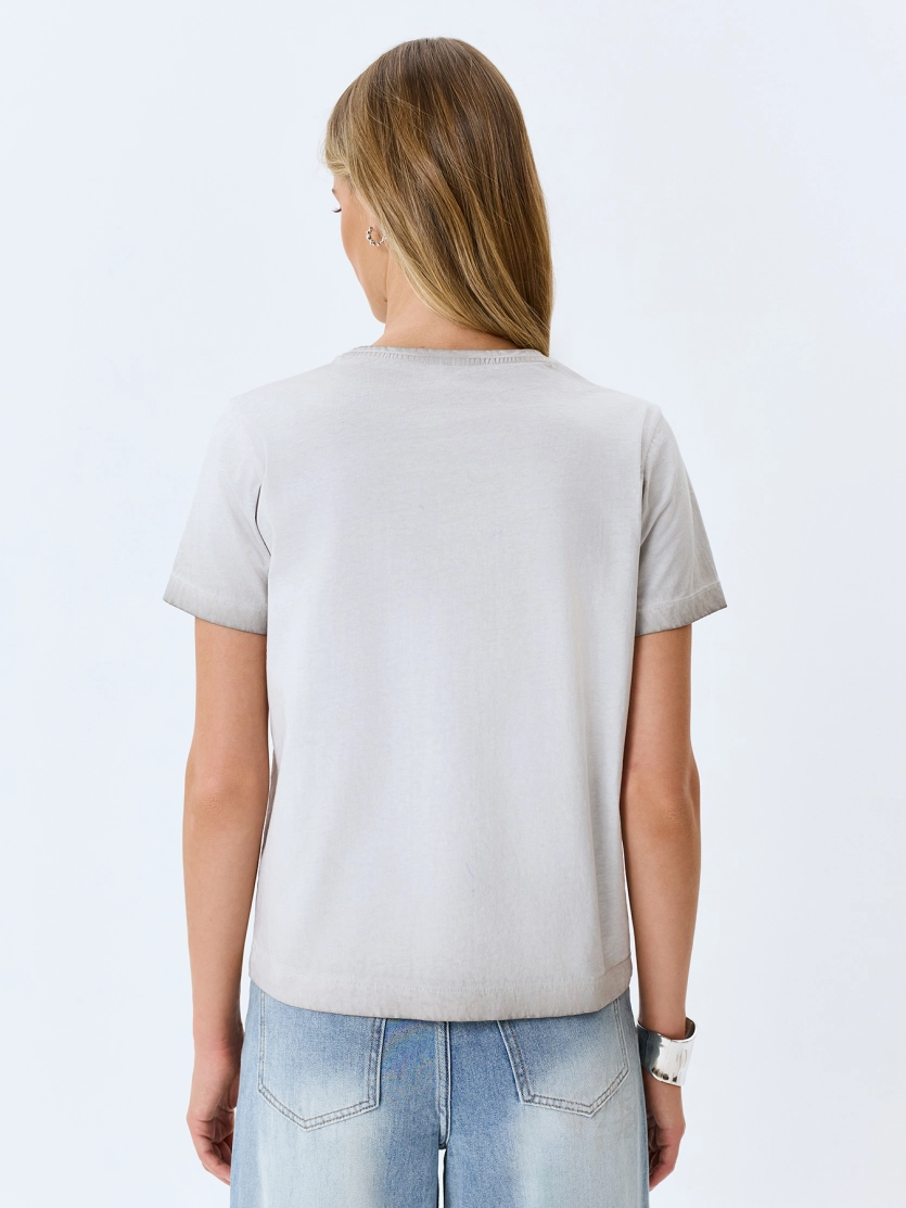 Футболка с яркой вышивкой