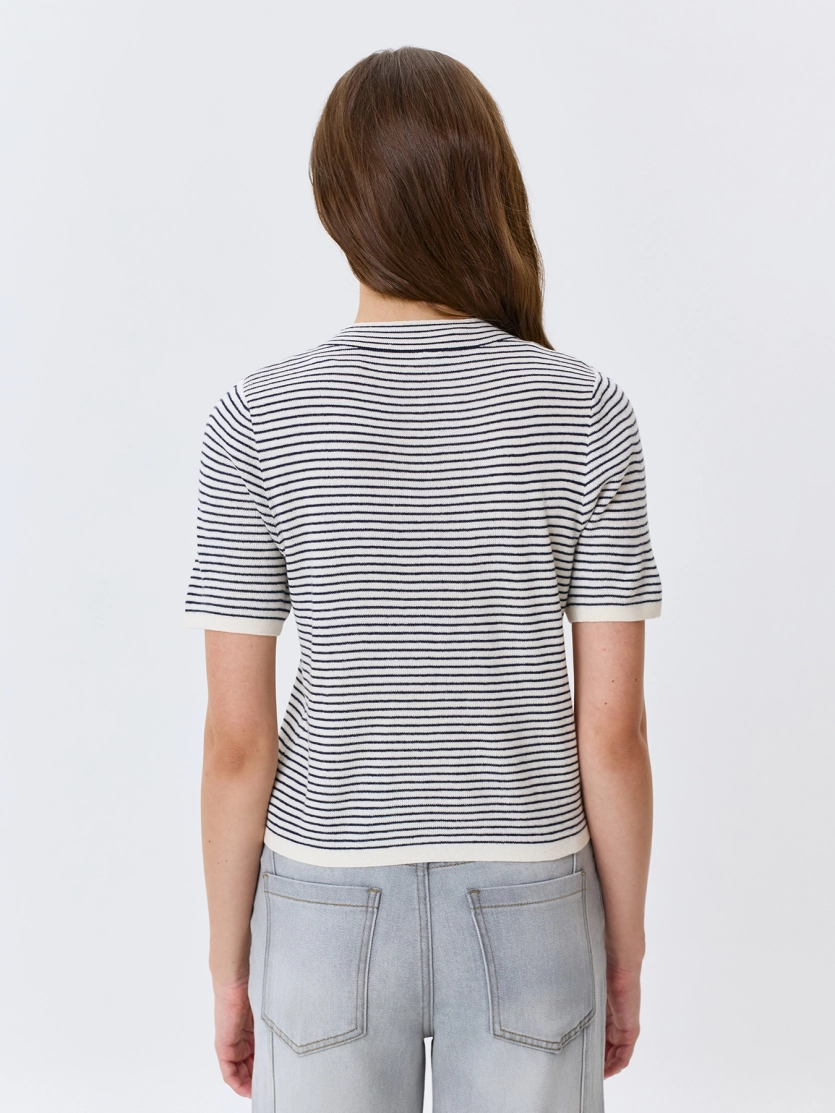 Джемпер в тонкую полоску