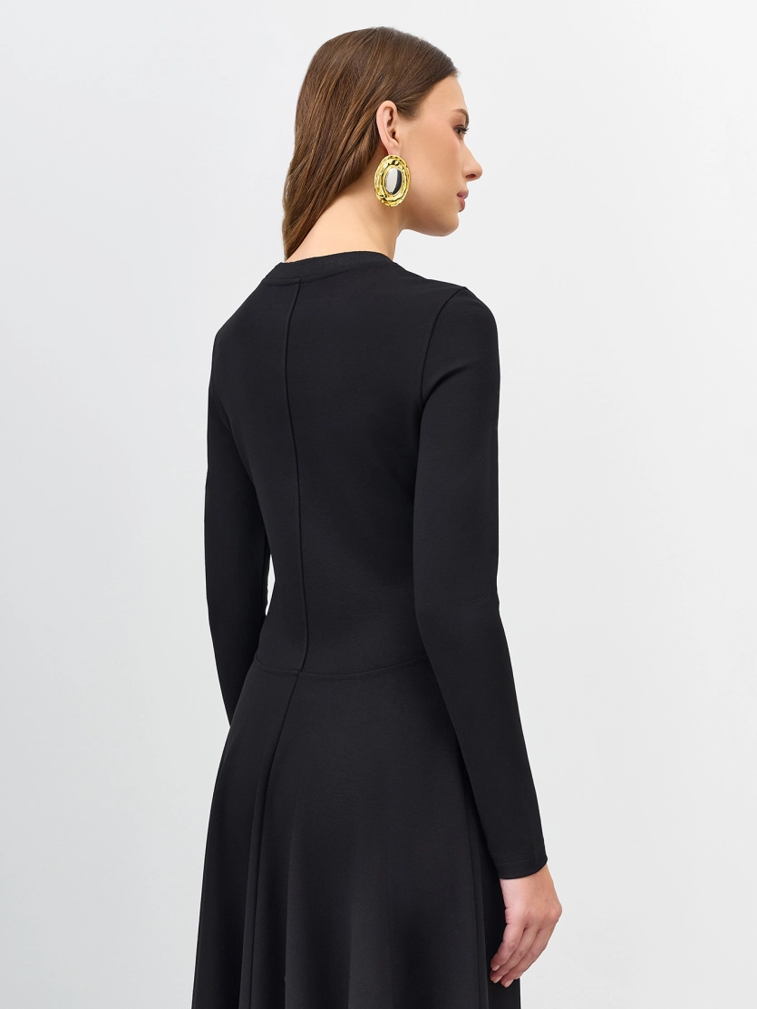 Приталенное трикотажное платье