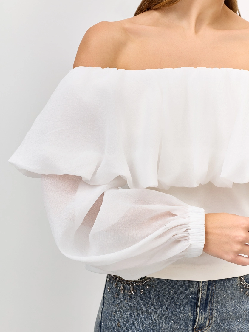 Романтичная блузка с отрытыми плечами