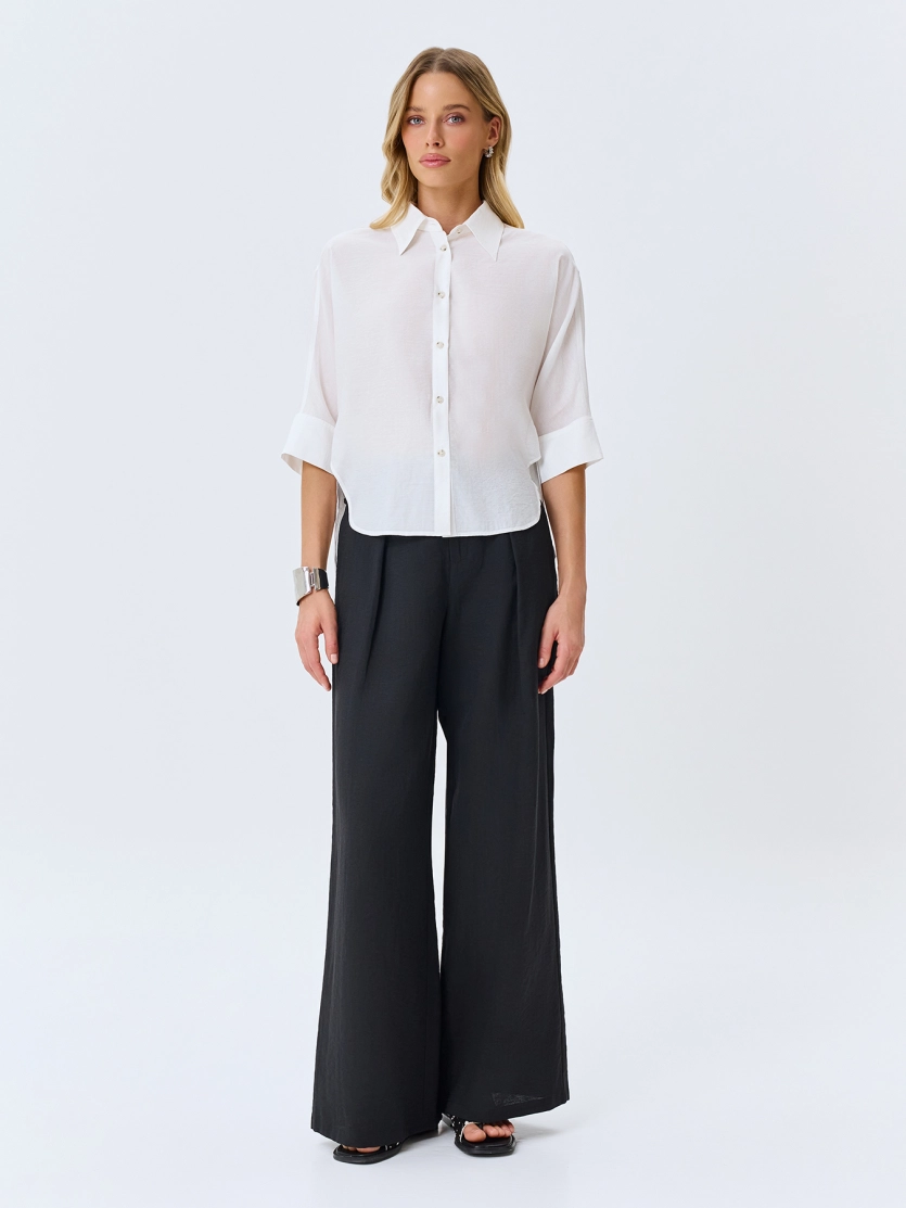 Широкие брюки с акцентным поясом