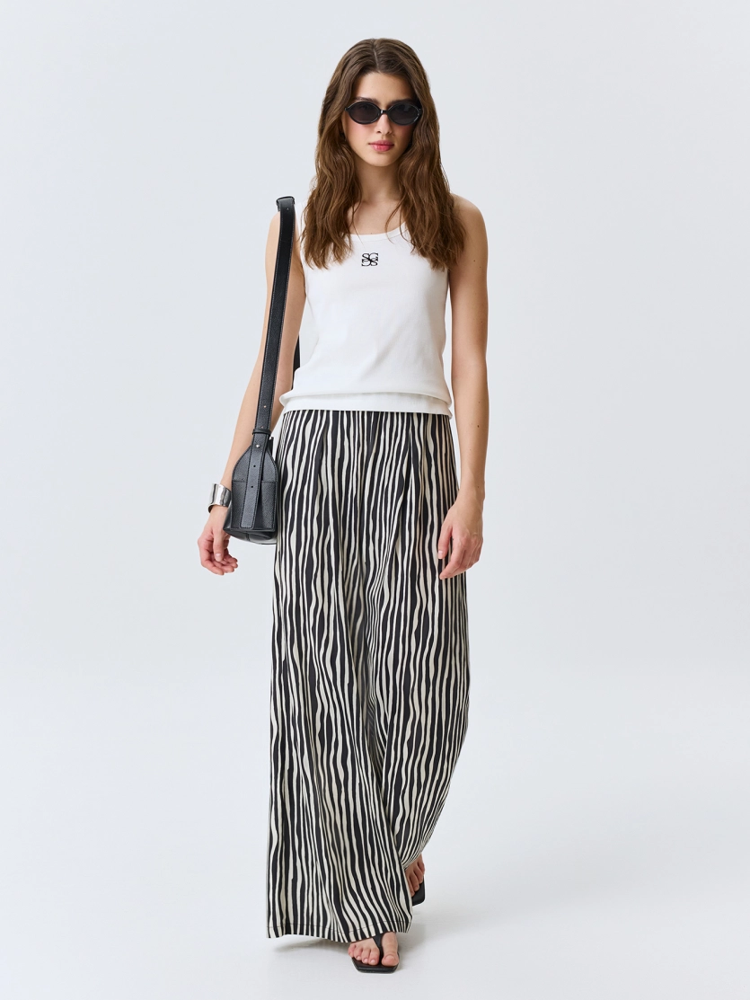 Брюки в монохромную полоску