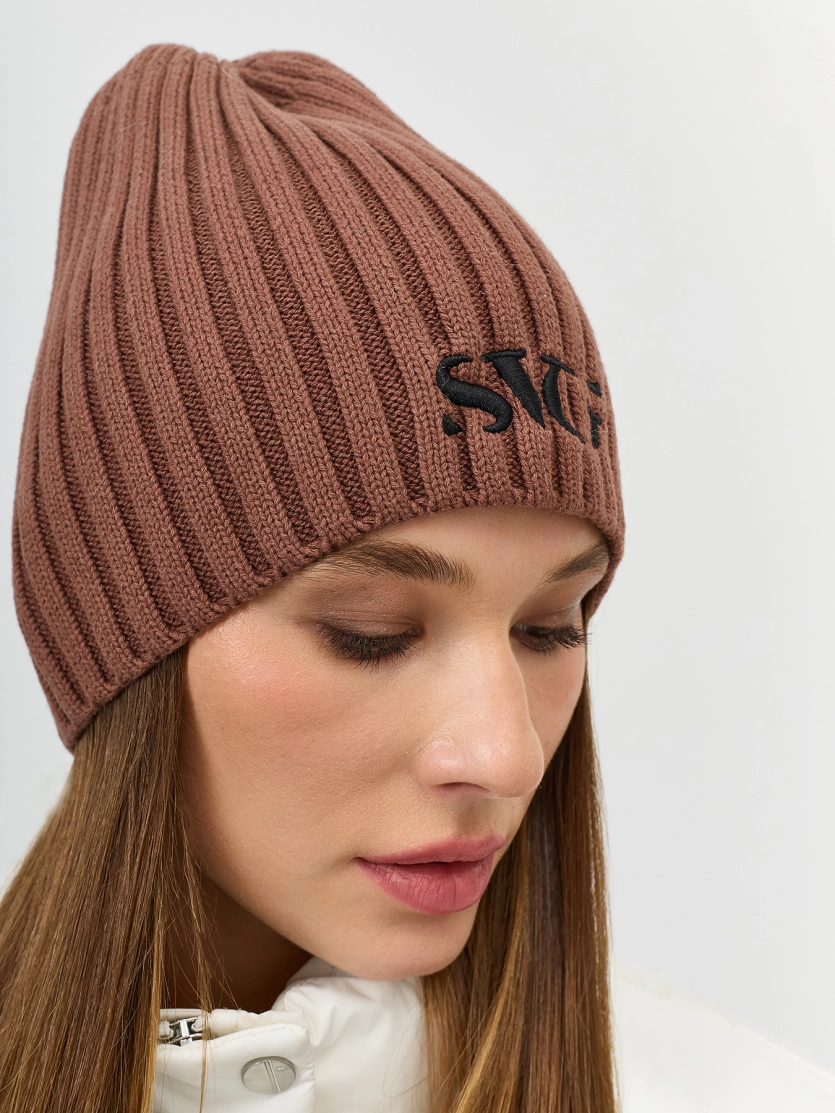 Тонкая шапка с вышивкой