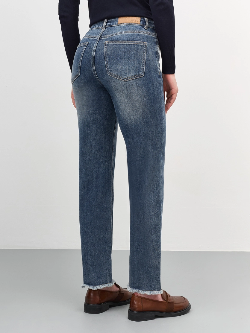 Джинсы с деликатной варкой и бахромой 