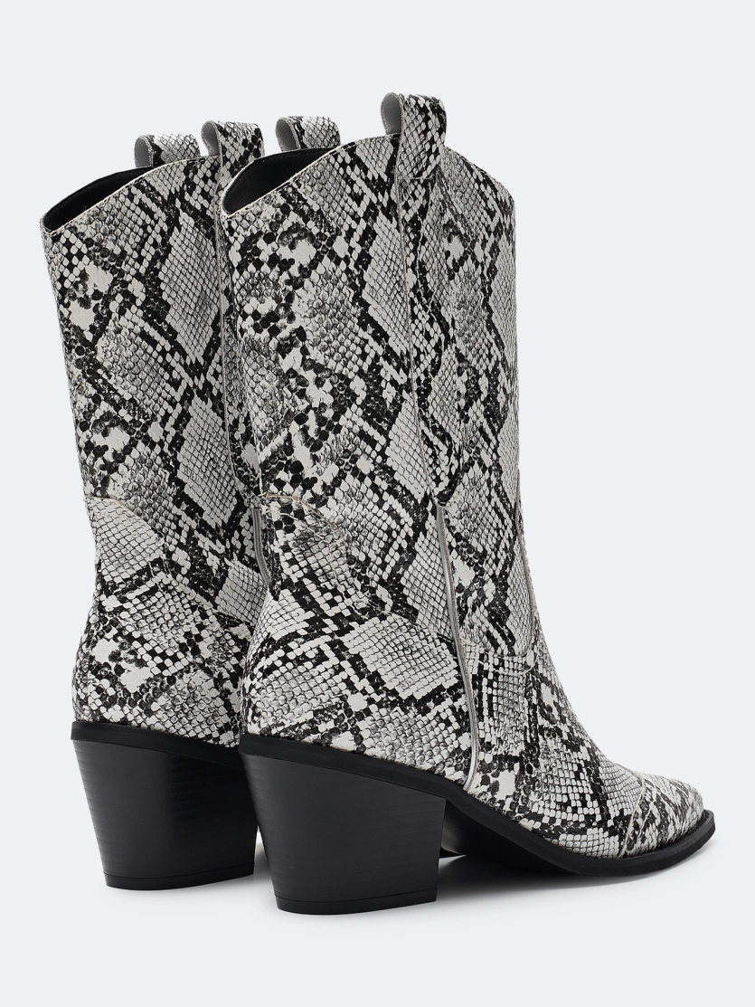 Казаки со змеиным принтом