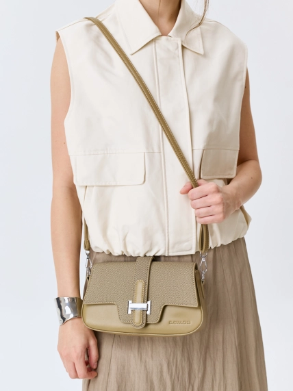Сумка кроссбоди с акцентной пряжкой