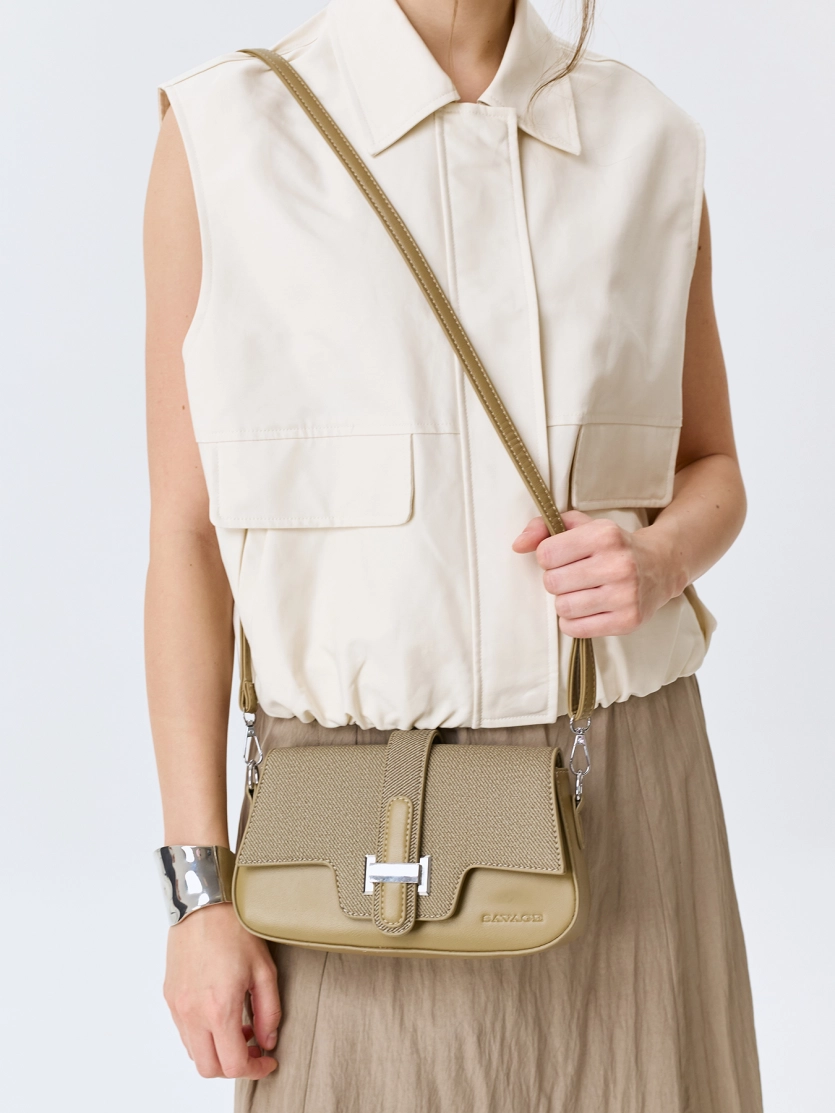 Сумка кроссбоди с акцентной пряжкой