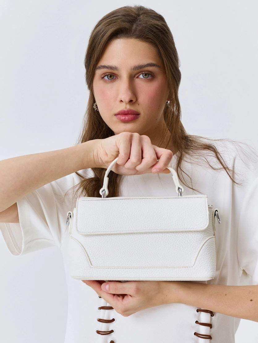 Белая сумка-багет