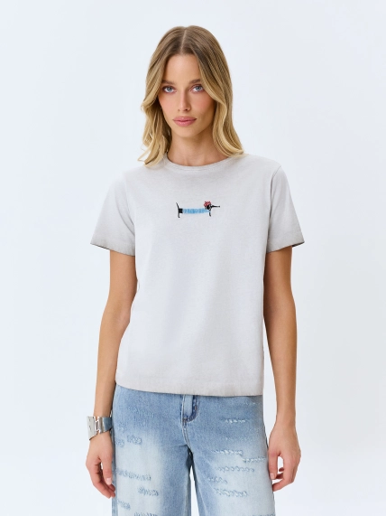 Футболка с яркой вышивкой